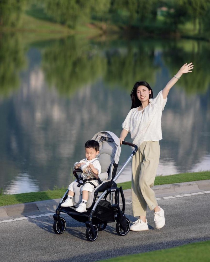 带娃去旅行,婴儿推车怎么选才省心省力