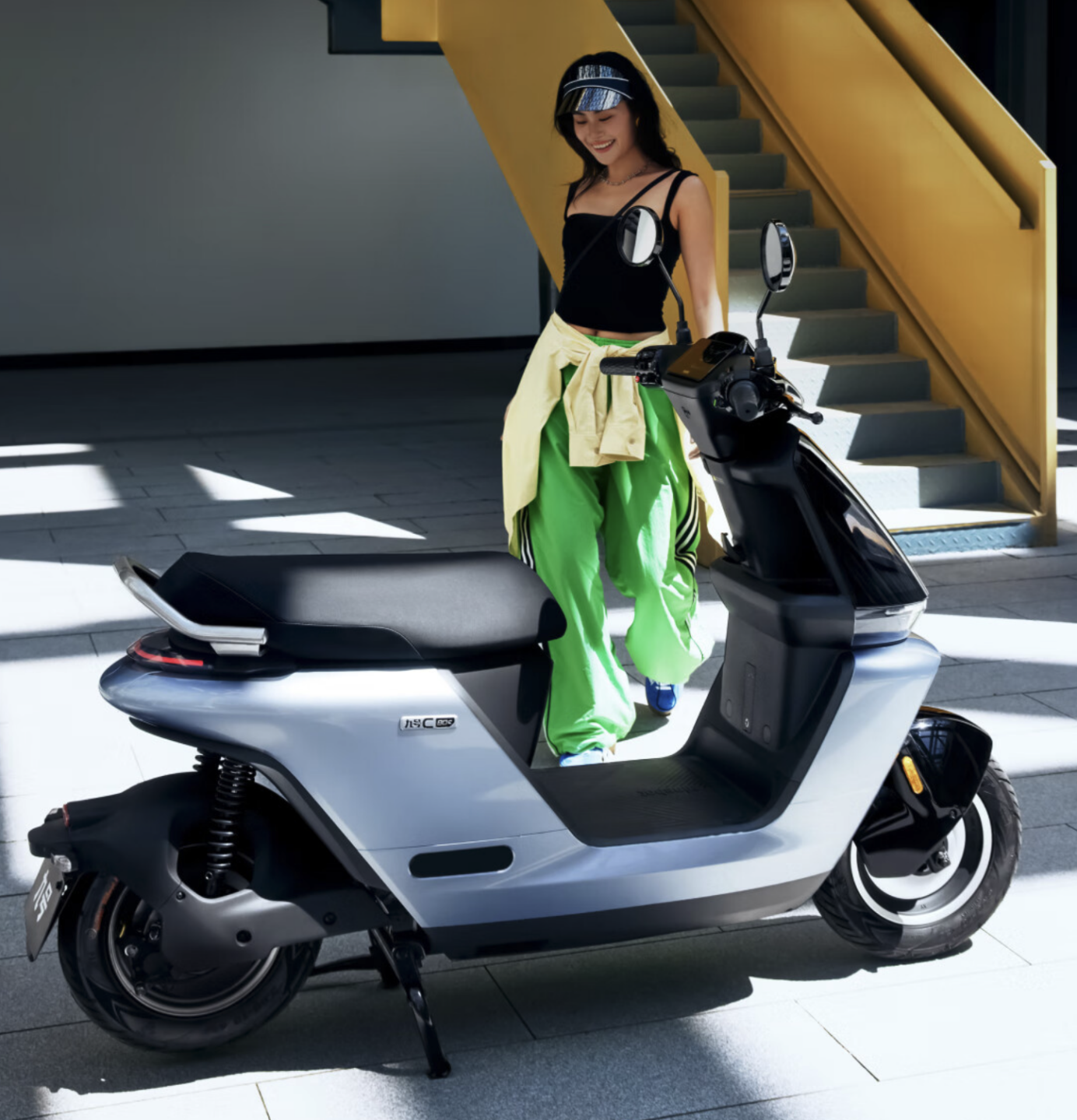 通勤代步摩托车怎么选?独特颜值的九号电动妙想家c系了解一下