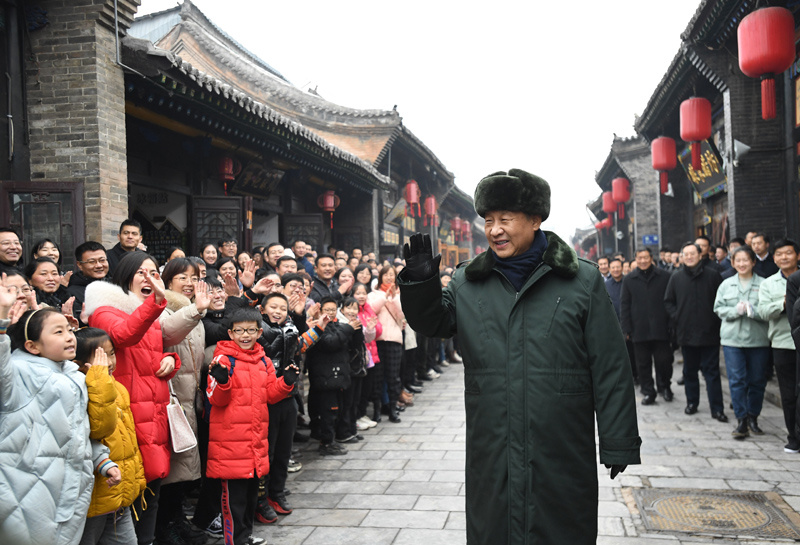 2022年1月27日,习近平总书记在平遥古城向现场群众挥手致意。