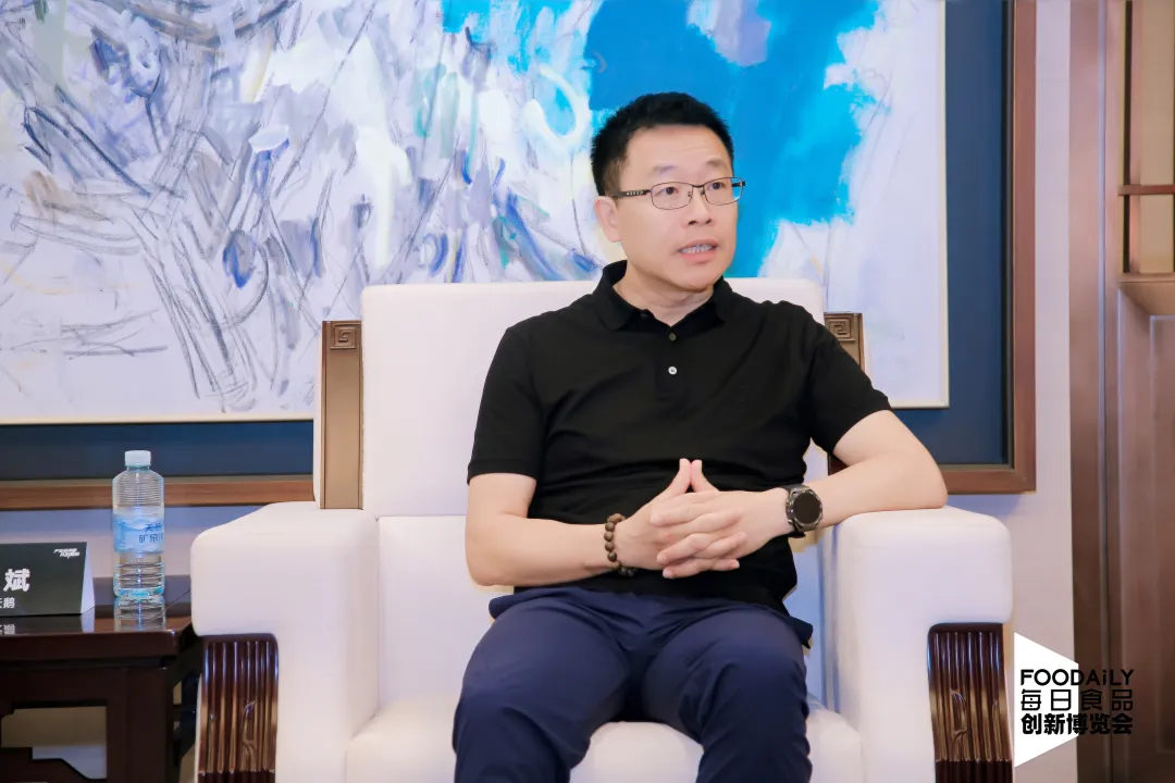 大会上,食业头条与黄天鹅创始人,凤集食品集团董事长冯斌就品类选择
