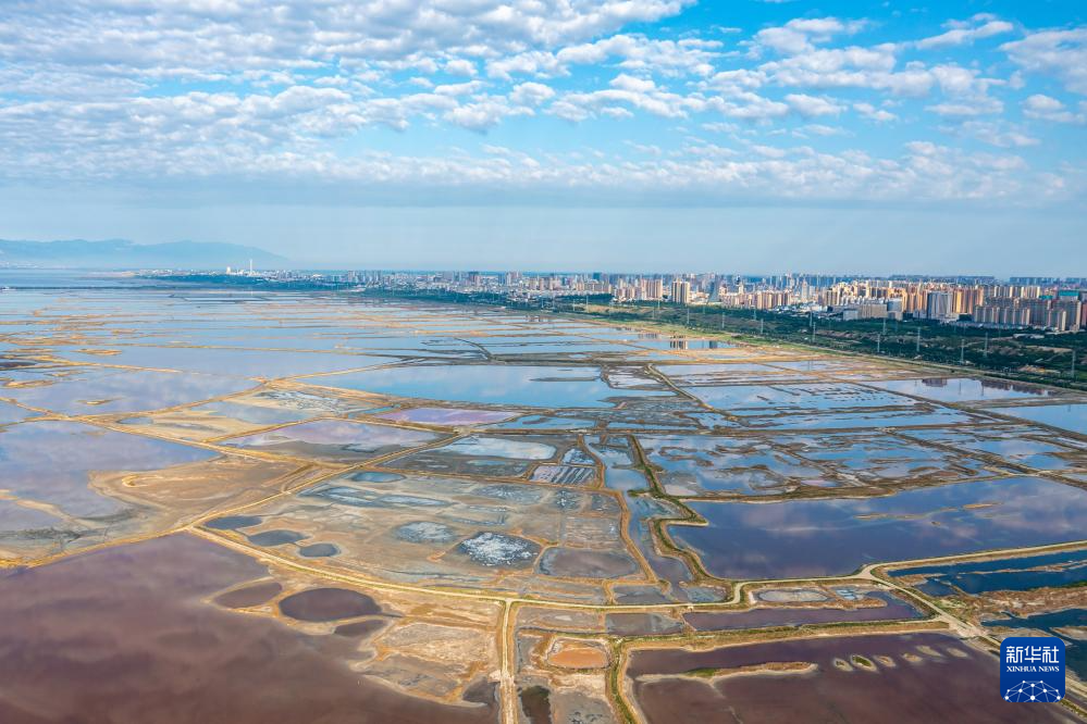 按照“生态优先、保护为主、适度开发”的原则，近年来，山西运城盐湖启动“退盐还湖”，湖区的工业生产活动被全面清退，堤岸整治、江道疏浚、防汛加固等生态修复专项工程顺利实施，“绿山、治水、活盐、兴产、靓城”综合治理一体推进。
新华社记者 詹彦 摄
  