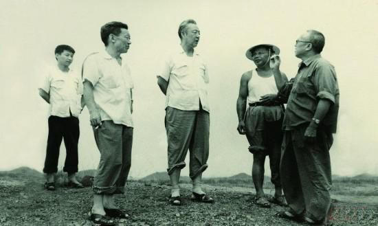 1978年8月,习仲勋(左三)在广东惠阳农村调研。在清华大学读书的习近平(左一)利用暑假时间参加社会实践,随同父亲一起下乡。