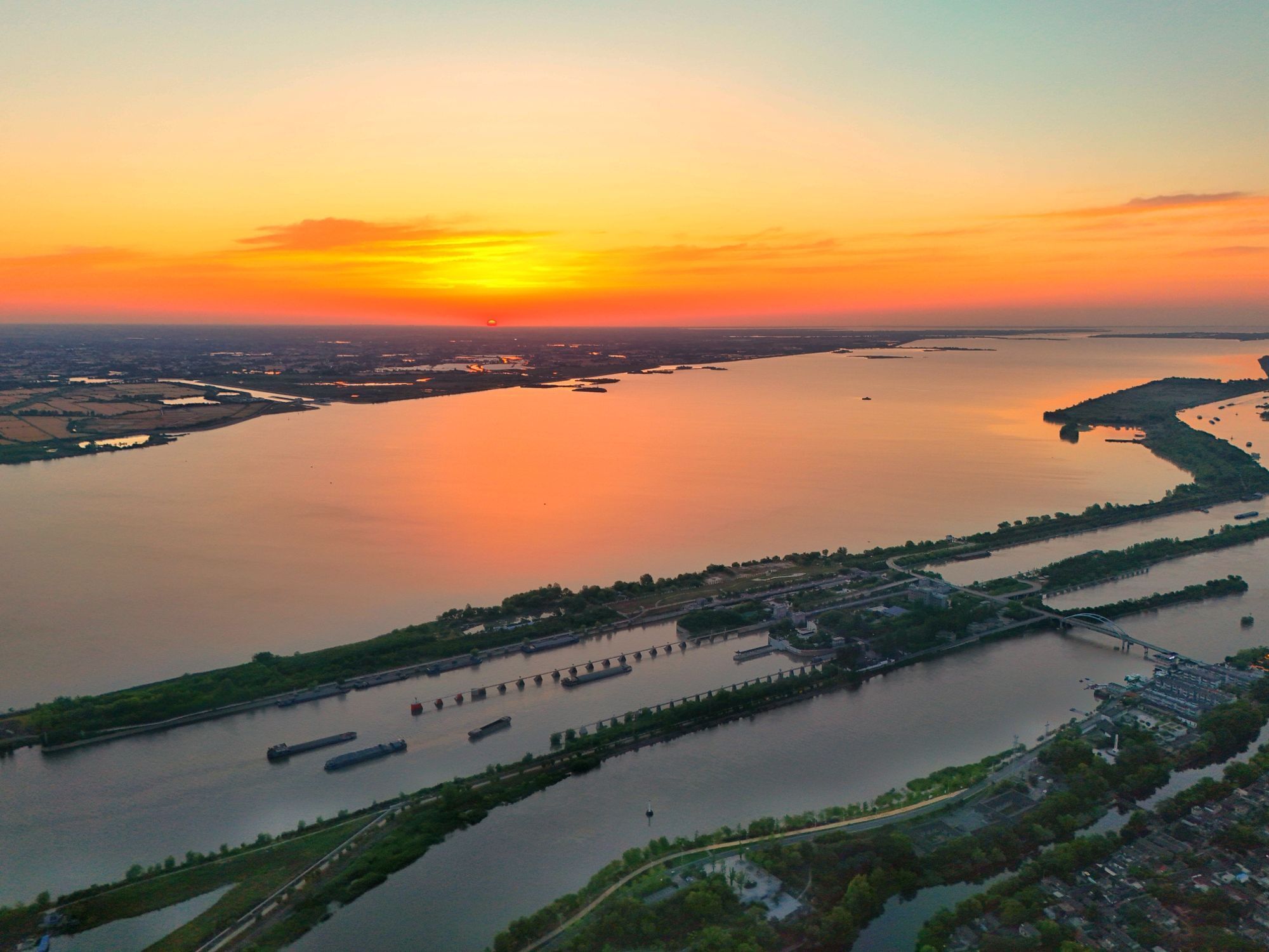 在大运河扬州邵伯段，傍晚时分，夕阳的余晖洒在运河上，显得宁静而祥和。拍摄者：李红良