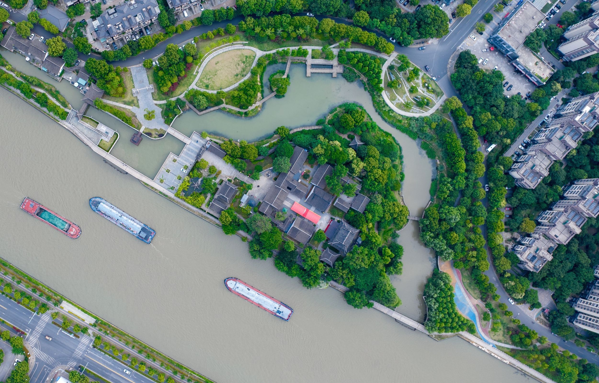 空中俯瞰京杭大运河苏州浒墅关段，一派生机盎然的繁忙景象。  拍摄者：孔繁立