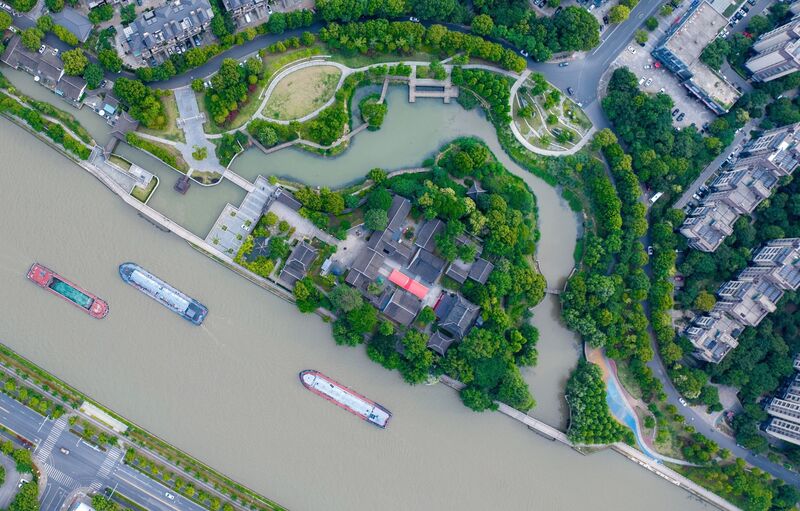 空中俯瞰京杭大运河苏州浒墅关段,一派生机盎然的繁忙景象。 拍摄者:孔繁立 空中俯瞰京杭大运河苏州浒墅关段,一派生机盎然的繁忙景象。 拍摄者:孔繁立