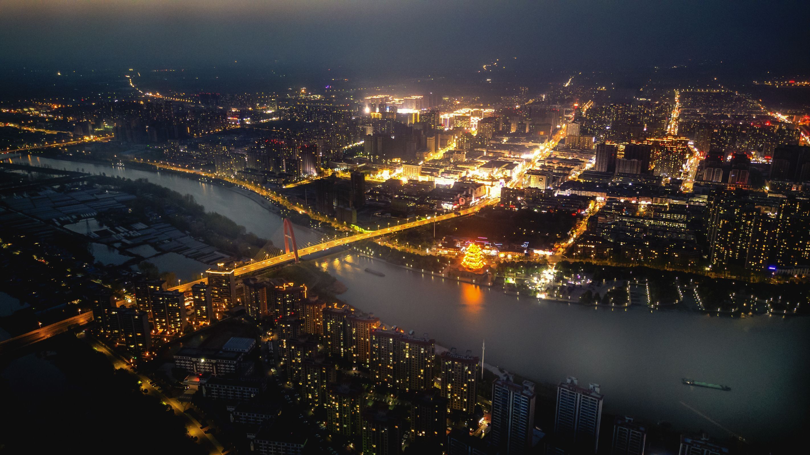 宿迁泗阳，夜幕降临时，运河两岸的灯火逐渐亮起，万家灯火交相辉映。拍摄者：徐国权