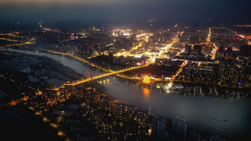 宿迁泗阳,夜幕降临时,运河两岸的灯火逐渐亮起,万家灯火交相辉映。拍摄者:徐国权 宿迁泗阳,夜幕降临时,运河两岸的灯火逐渐亮起,万家灯火交相辉映。拍摄者:徐国权