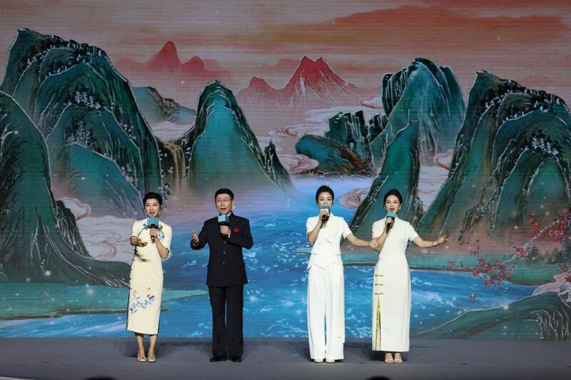 国家一级演员、京剧表演艺术家王平(左二),国家一级演员、南京艺术学院教授单雯(左一),浙江小百花越剧团青年演员陈丽君(右二)、何青青(右一)同台唱响千年运河情。