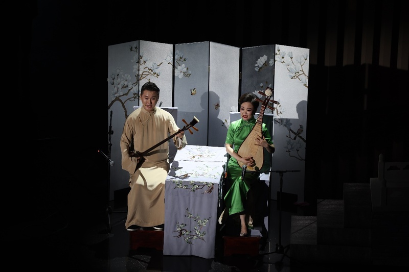 国家一级演员、扬州曲艺研究所青年演员刘芓君(右)、扬州曲艺研究所青年演员王智超(左)现场表演。