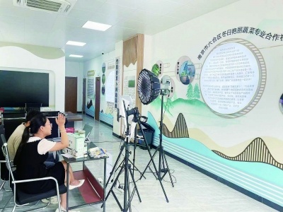 7月1日,六合竹墩社区萝卜工坊内工作人员正在直播。 南京日报/紫金山新闻记者 张安琪 摄