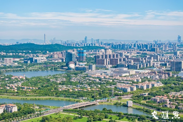 2024年7月4日，南京迎来晴好天气，天空呈现出一片清澈的湛蓝色，云朵洁白纯净。
新华日报·交汇点记者 蒋文超 摄