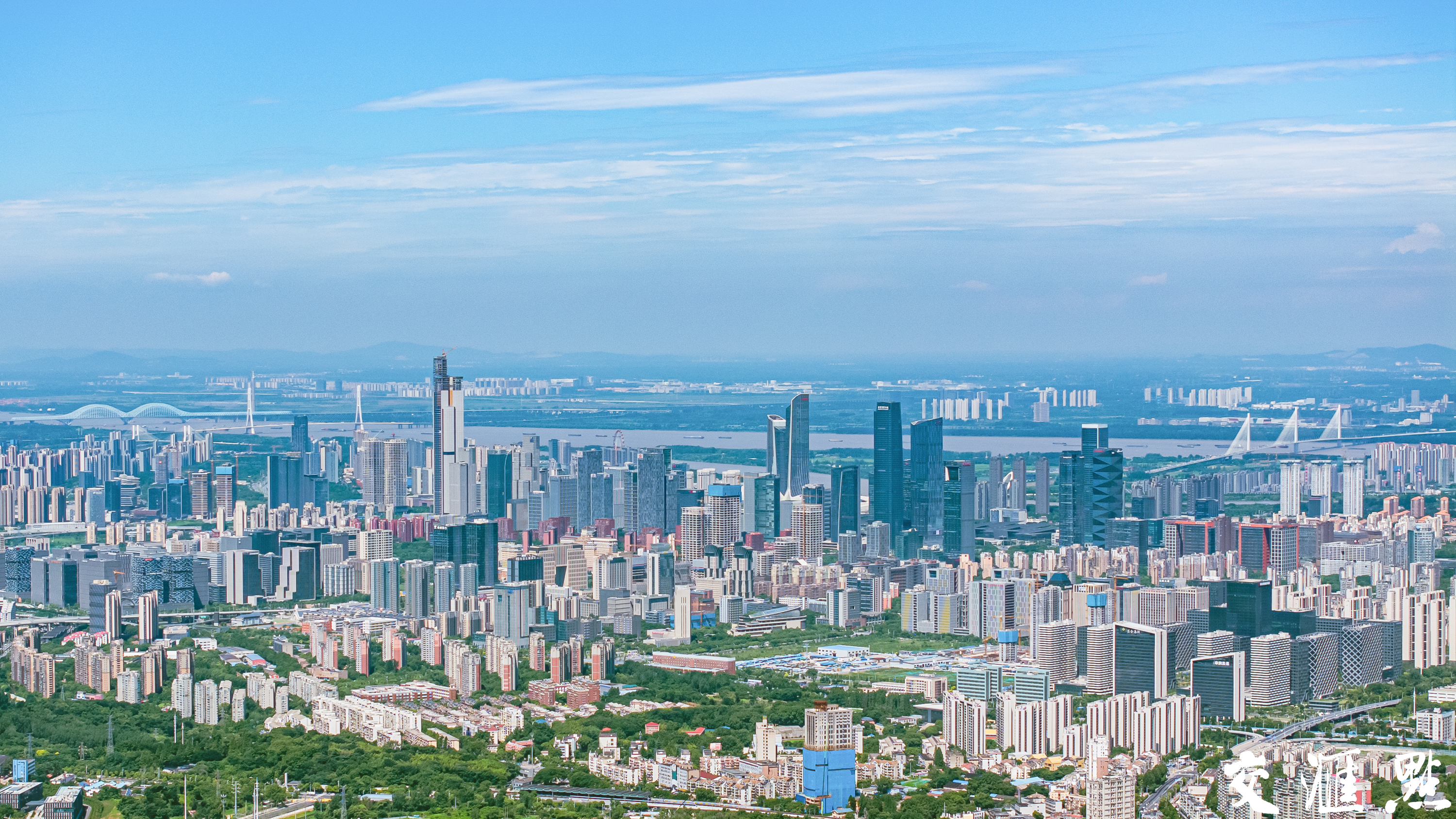 在蓝天白云的映衬下，城市风景分外迷人。