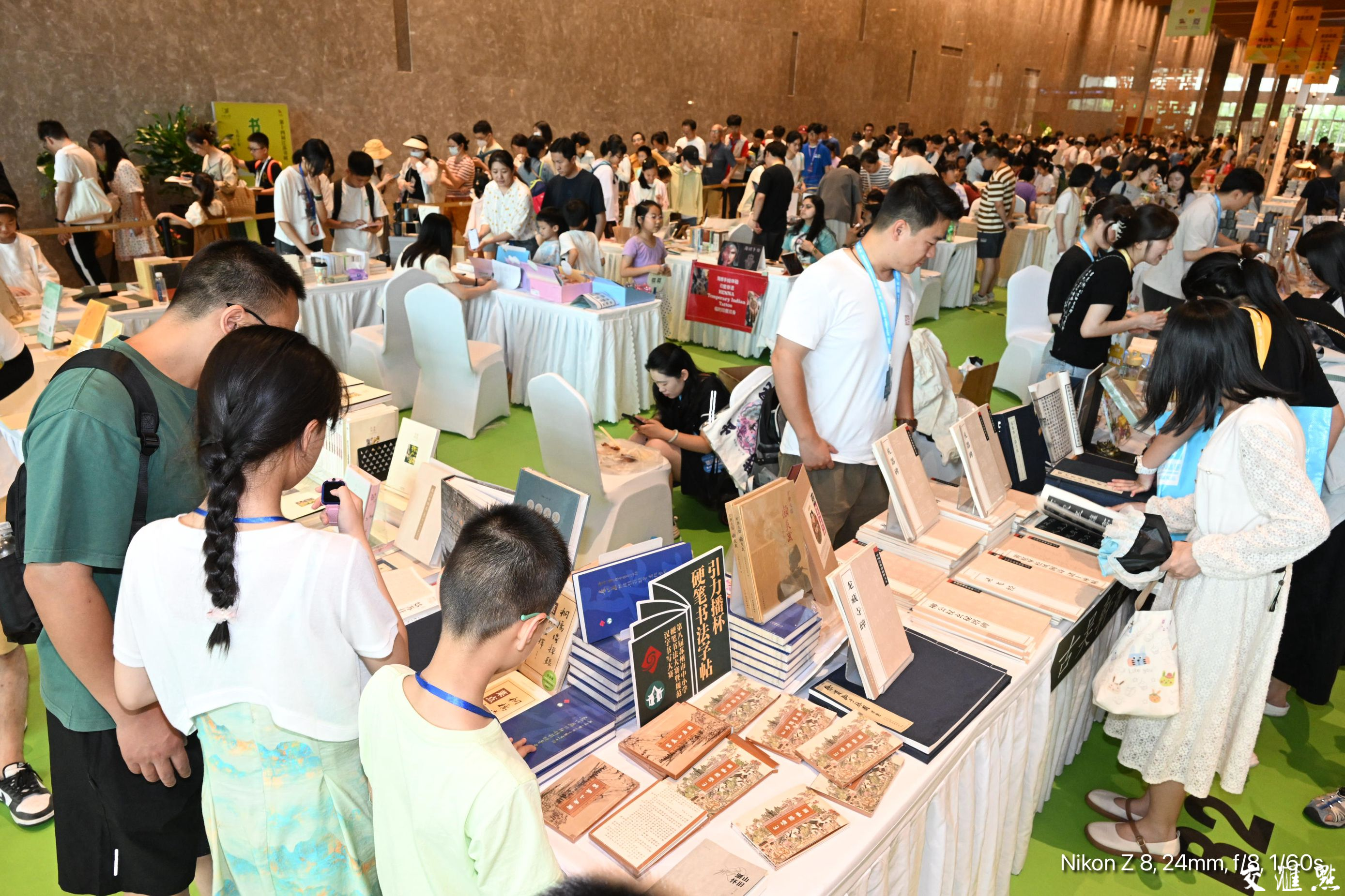 2024 年7月6日，适逢周六，江苏书展现场迎来逛展购书的客流高峰。走进书展现场，琳琅满目的书籍、精彩纷呈的阅读分享活动，吸引读者们徜徉书海、与作家面对面互动交流，沉浸式体验书香四溢的文化盛宴。新华日报·交汇点记者 余萍 赵亚玲 摄