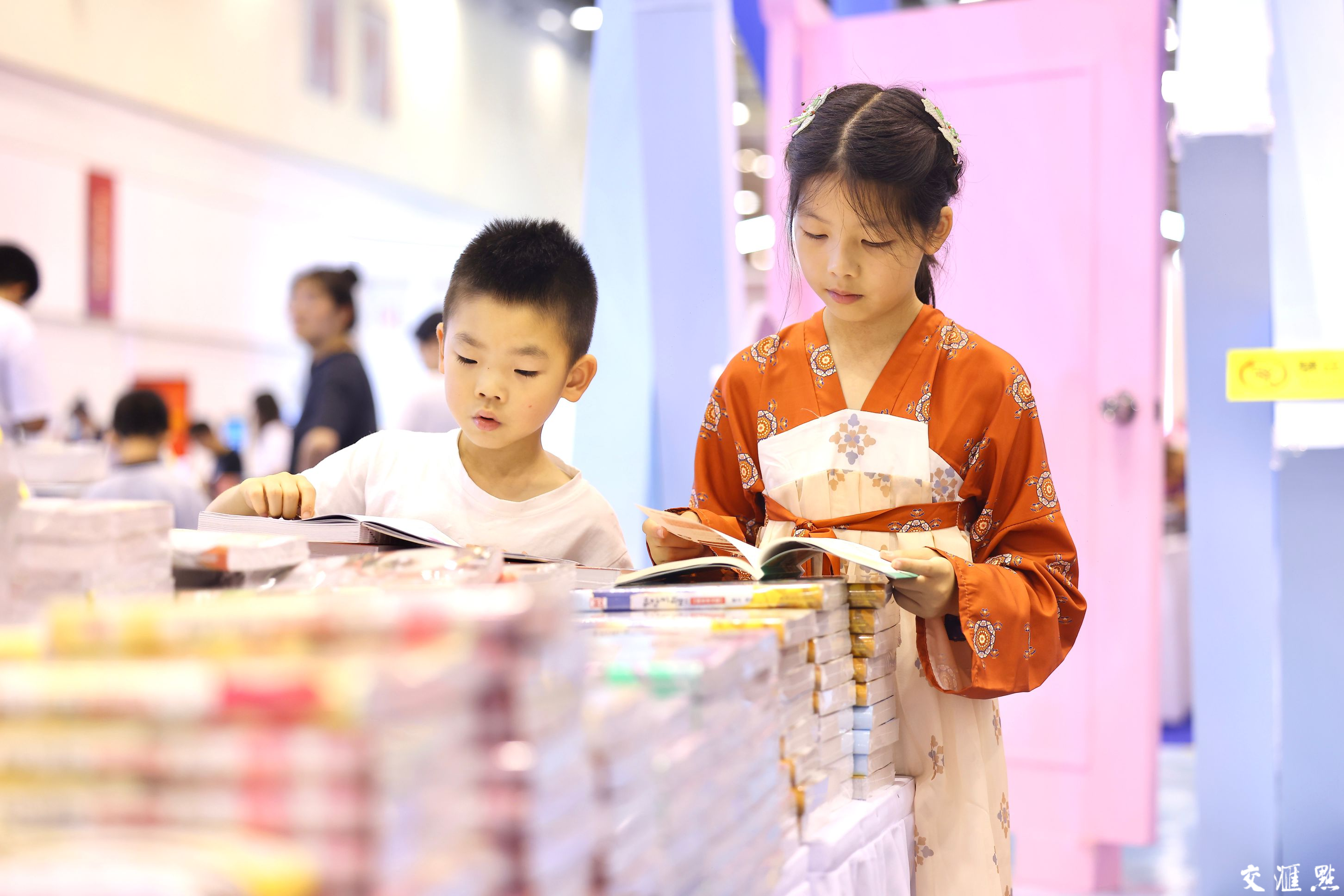 2024 年7月6日，适逢周六，江苏书展现场迎来逛展购书的客流高峰。走进书展现场，琳琅满目的书籍、精彩纷呈的阅读分享活动，吸引读者们徜徉书海、与作家面对面互动交流，沉浸式体验书香四溢的文化盛宴。新华日报·交汇点记者 余萍 赵亚玲 摄