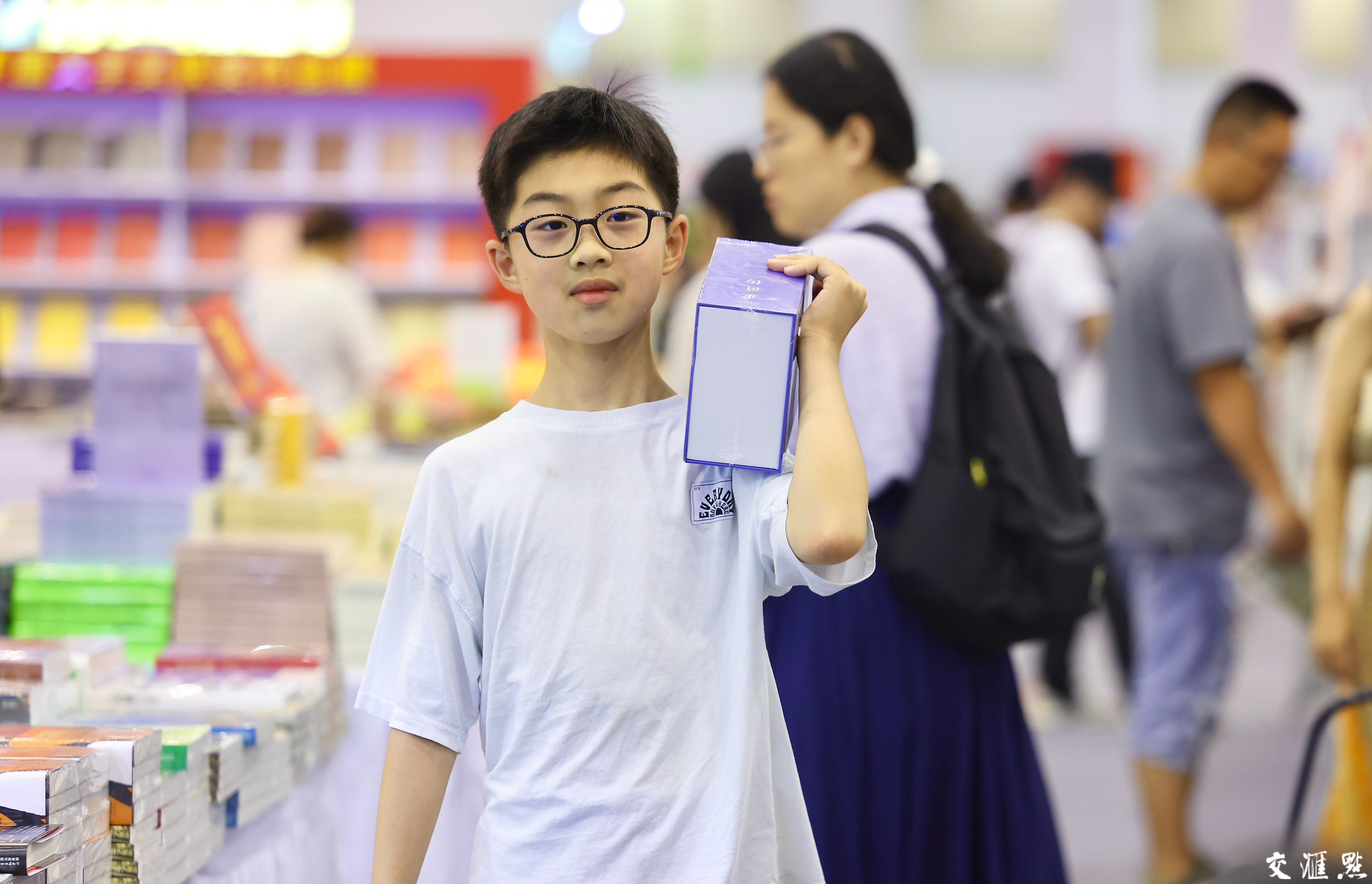 2024年7月6日，适逢周六，江苏书展现场迎来逛展购书的客流高峰。走进书展现场，琳琅满目的书籍、精彩纷呈的阅读分享活动，吸引读者们徜徉书海、与作家面对面互动交流，沉浸式体验书香四溢的文化盛宴。新华日报·交汇点记者 余萍 赵亚玲 摄