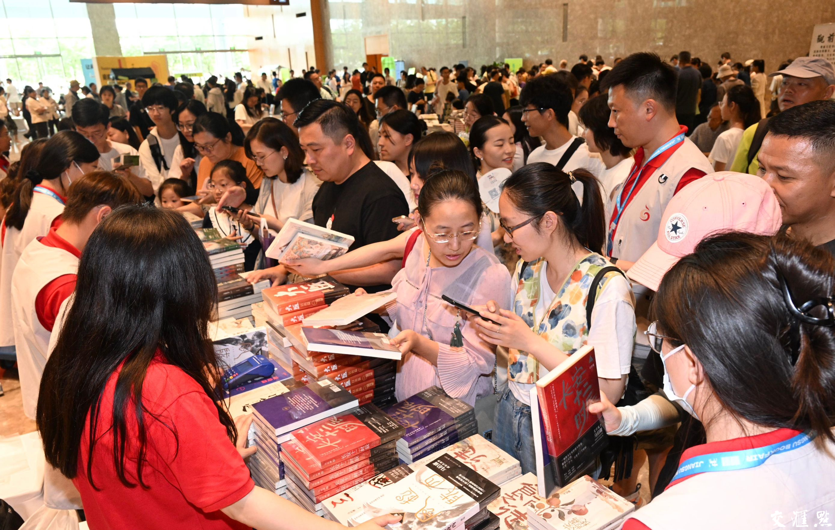 2024 年7月6日，适逢周六，江苏书展现场迎来逛展购书的客流高峰。走进书展现场，琳琅满目的书籍、精彩纷呈的阅读分享活动，吸引读者们徜徉书海、与作家面对面互动交流，沉浸式体验书香四溢的文化盛宴。新华日报·交汇点记者 余萍 赵亚玲 摄