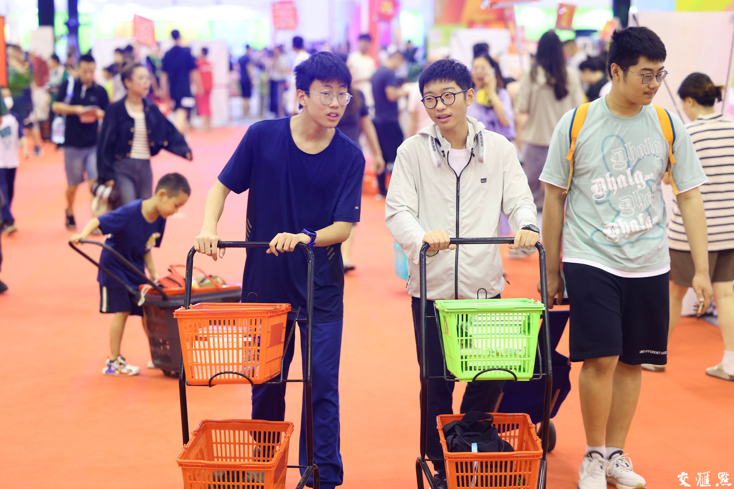 2024 年7月6日，适逢周六，江苏书展现场迎来逛展购书的客流高峰。走进书展现场，琳琅满目的书籍、精彩纷呈的阅读分享活动，吸引读者们徜徉书海、与作家面对面互动交流，沉浸式体验书香四溢的文化盛宴。新华日报·交汇点记者 余萍 赵亚玲 摄