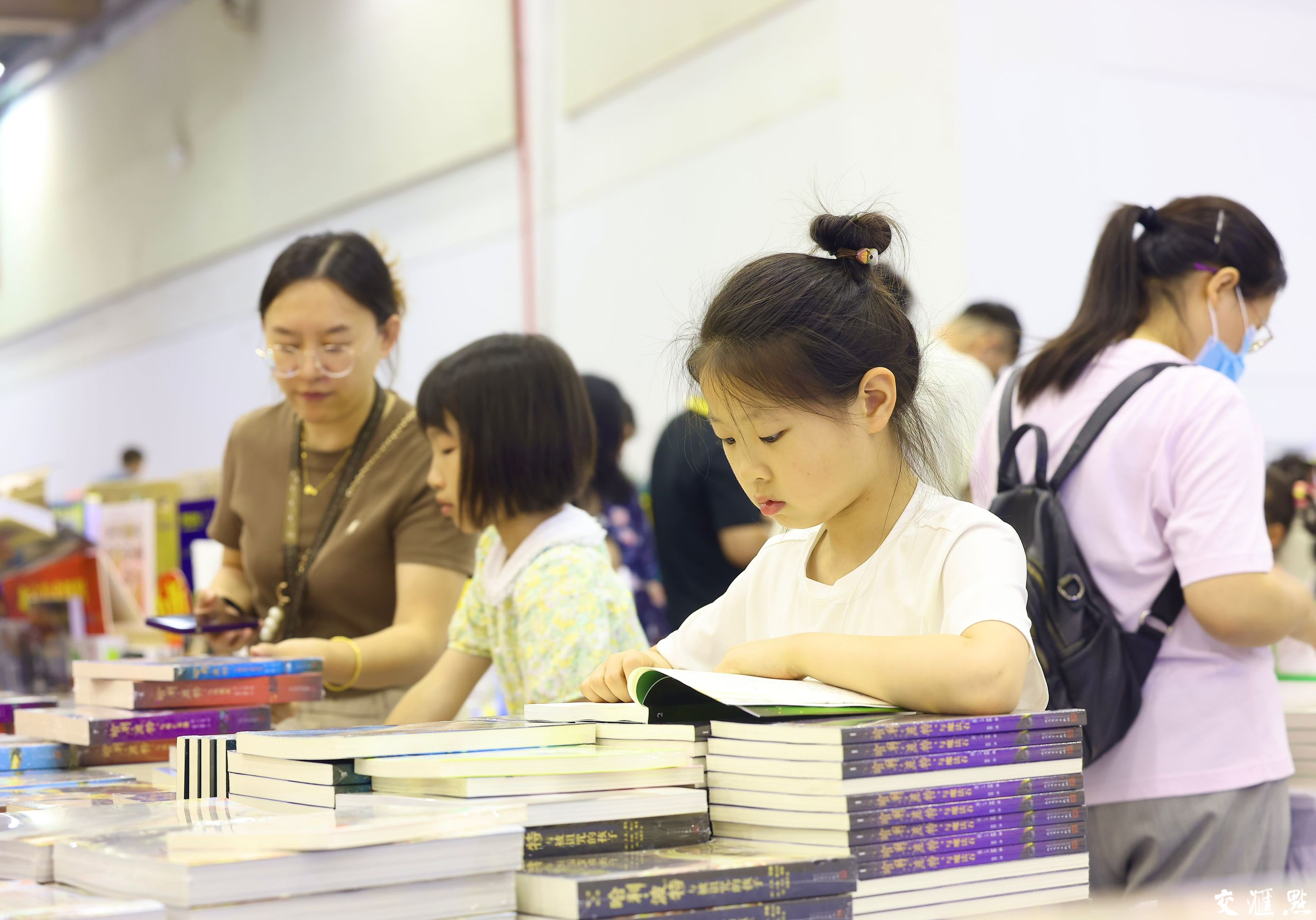 2024 年7月6日，适逢周六，江苏书展现场迎来逛展购书的客流高峰。走进书展现场，琳琅满目的书籍、精彩纷呈的阅读分享活动，吸引读者们徜徉书海、与作家面对面互动交流，沉浸式体验书香四溢的文化盛宴。新华日报·交汇点记者 余萍 赵亚玲 摄