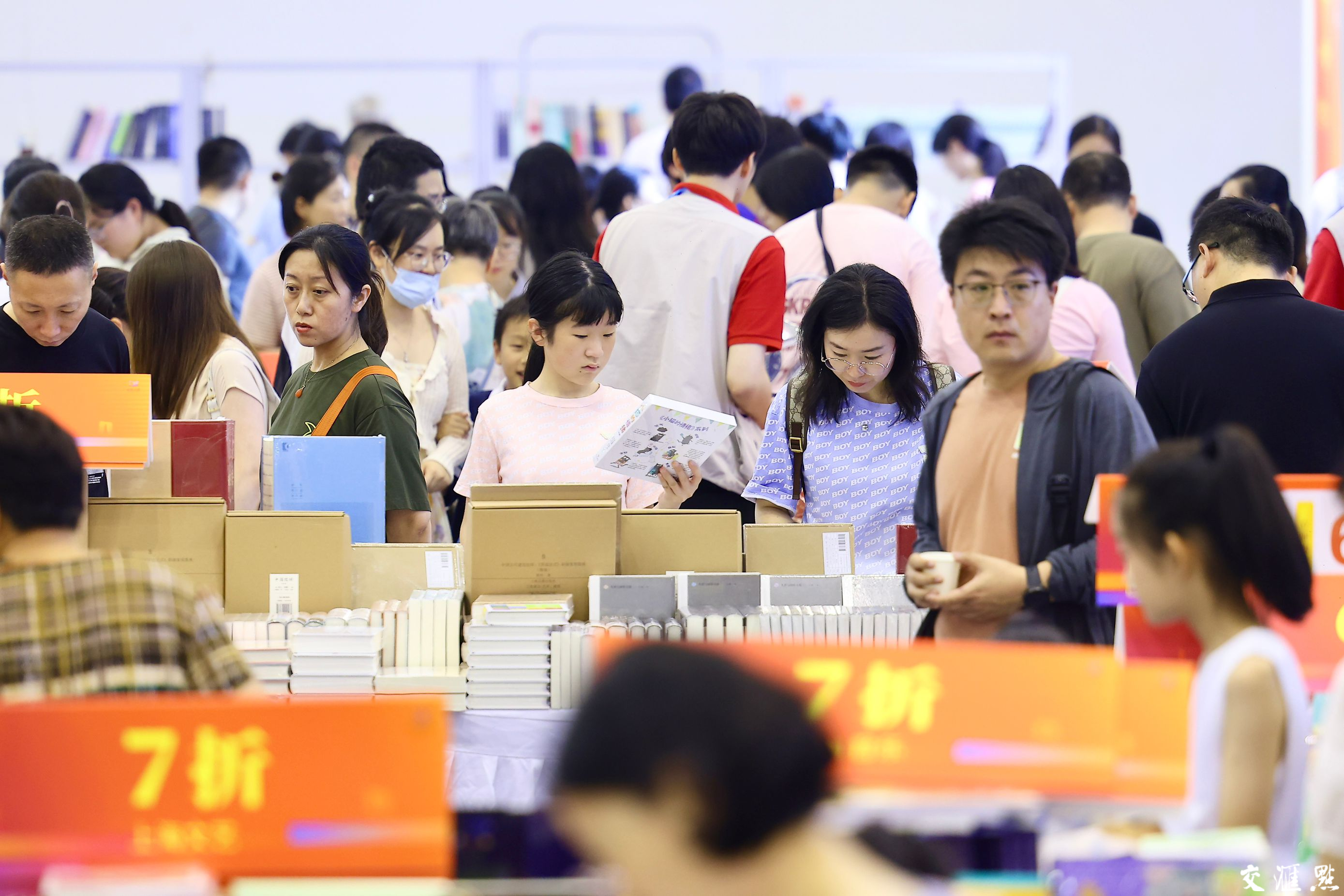 2024 年7月6日，适逢周六，江苏书展现场迎来逛展购书的客流高峰。走进书展现场，琳琅满目的书籍、精彩纷呈的阅读分享活动，吸引读者们徜徉书海、与作家面对面互动交流，沉浸式体验书香四溢的文化盛宴。新华日报·交汇点记者 余萍 赵亚玲 摄