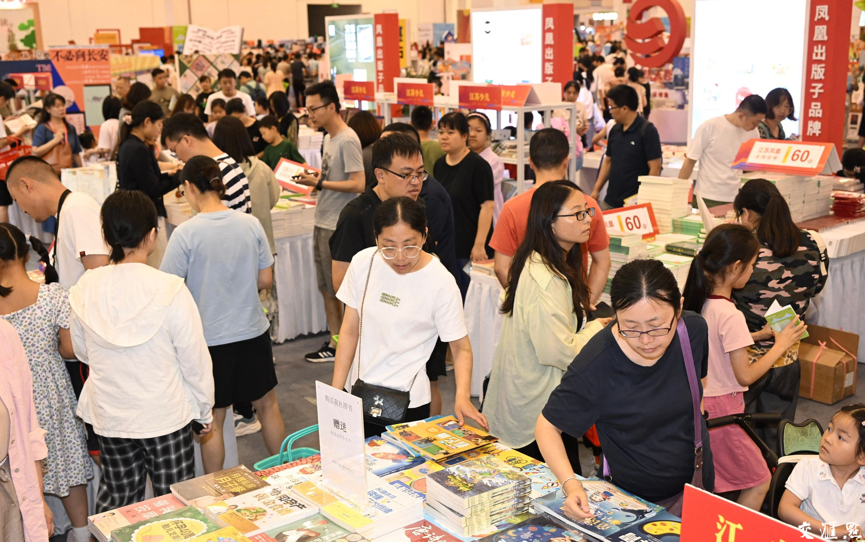 2024 年7月6日，适逢周六，江苏书展现场迎来逛展购书的客流高峰。走进书展现场，琳琅满目的书籍、精彩纷呈的阅读分享活动，吸引读者们徜徉书海、与作家面对面互动交流，沉浸式体验书香四溢的文化盛宴。新华日报·交汇点记者 余萍 赵亚玲 摄