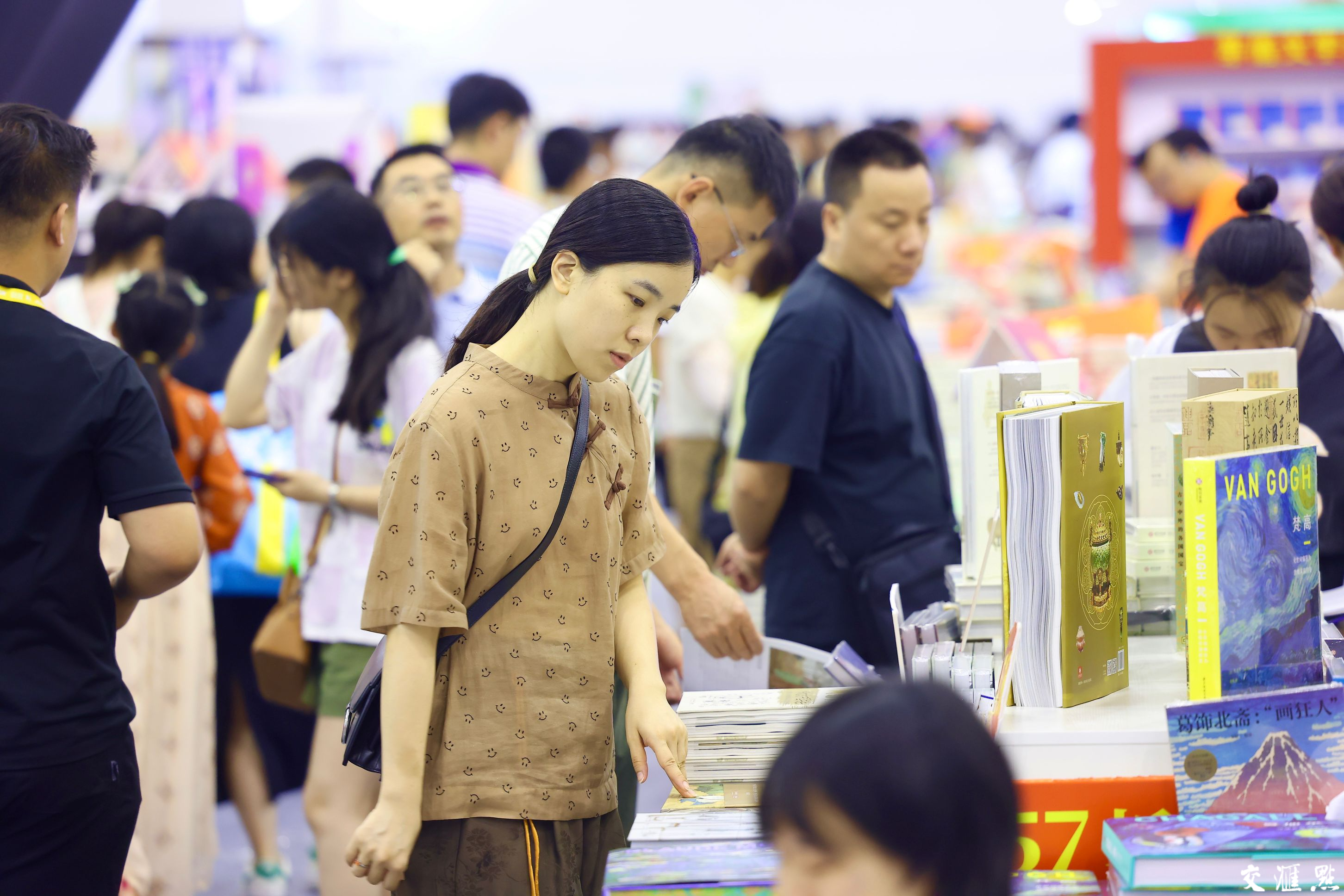 2024 年7月6日，适逢周六，江苏书展现场迎来逛展购书的客流高峰。走进书展现场，琳琅满目的书籍、精彩纷呈的阅读分享活动，吸引读者们徜徉书海、与作家面对面互动交流，沉浸式体验书香四溢的文化盛宴。新华日报·交汇点记者 余萍 赵亚玲 摄