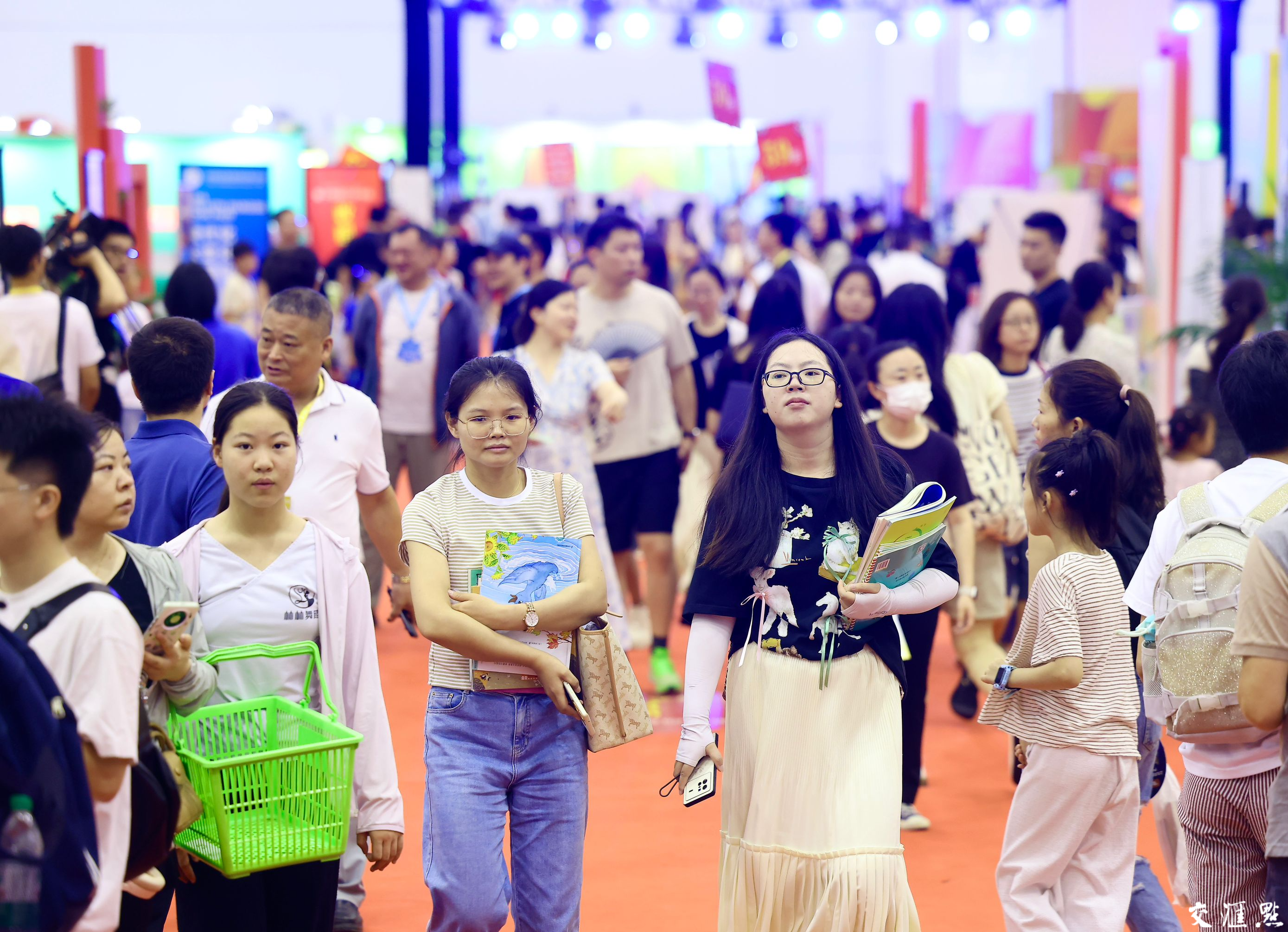 2024 年7月6日，适逢周六，江苏书展现场迎来逛展购书的客流高峰。走进书展现场，琳琅满目的书籍、精彩纷呈的阅读分享活动，吸引读者们徜徉书海、与作家面对面互动交流，沉浸式体验书香四溢的文化盛宴。新华日报·交汇点记者 余萍 赵亚玲 摄