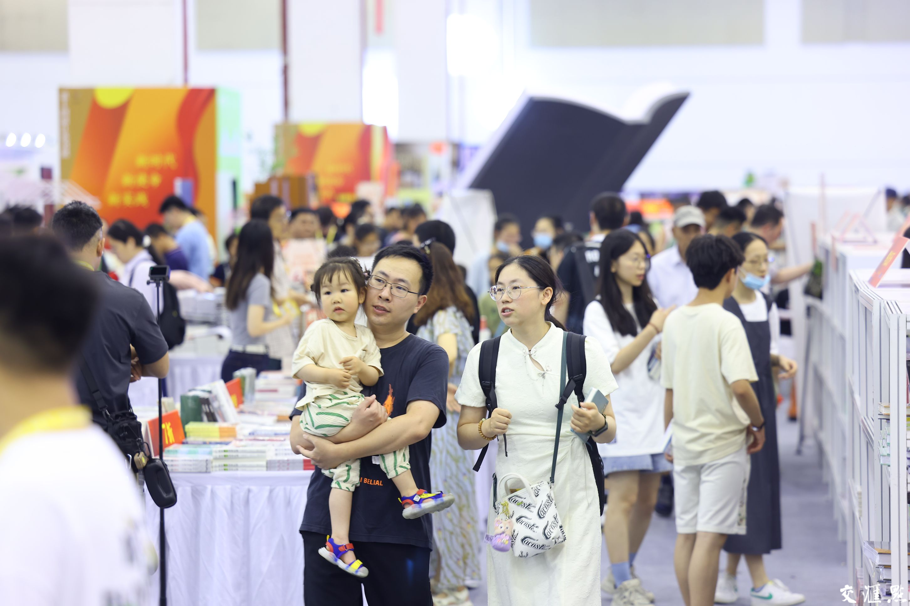 2024 年7月6日，适逢周六，江苏书展现场迎来逛展购书的客流高峰。走进书展现场，琳琅满目的书籍、精彩纷呈的阅读分享活动，吸引读者们徜徉书海、与作家面对面互动交流，沉浸式体验书香四溢的文化盛宴。新华日报·交汇点记者 余萍 赵亚玲 摄