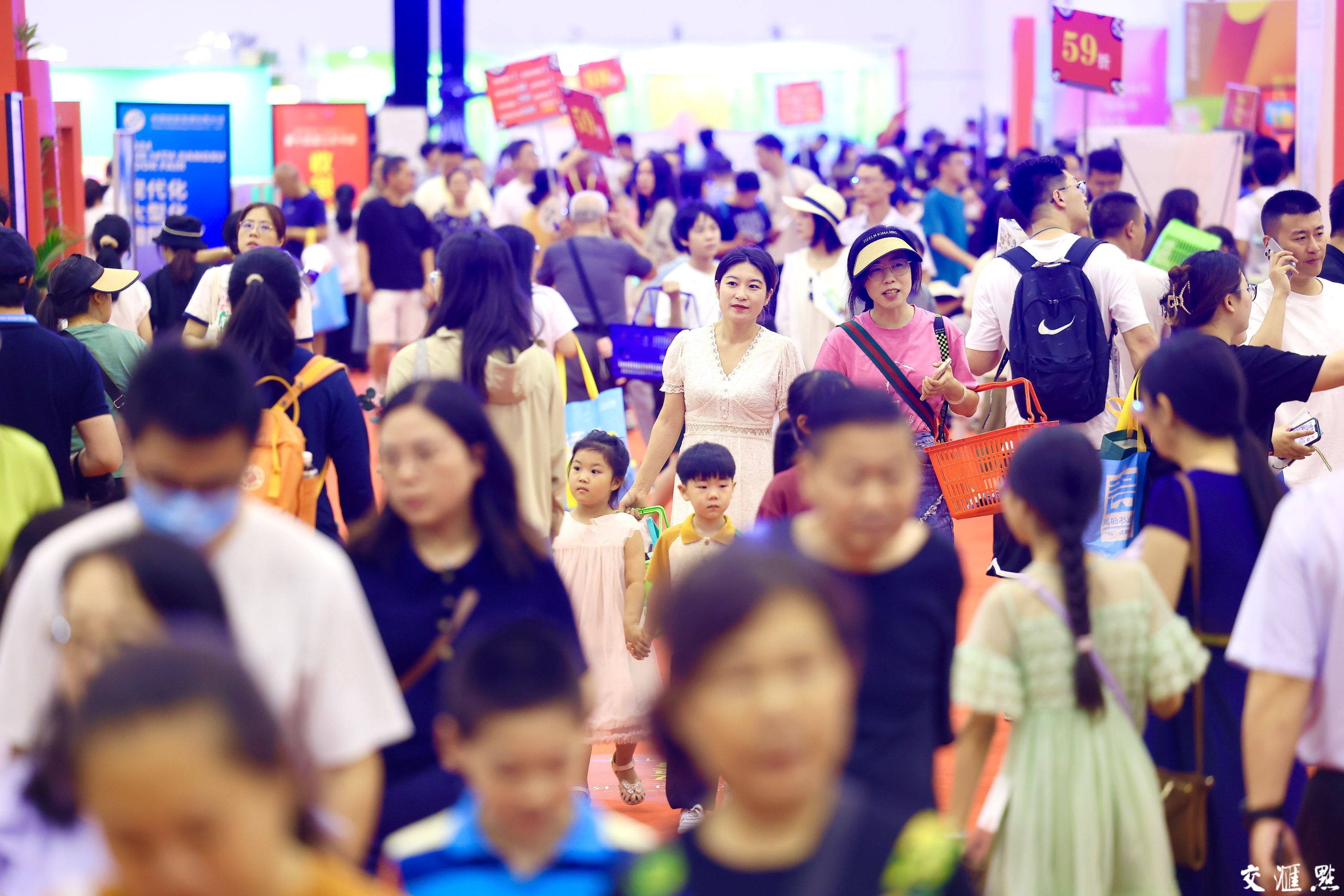 2024 年7月6日，适逢周六，江苏书展现场迎来逛展购书的客流高峰。走进书展现场，琳琅满目的书籍、精彩纷呈的阅读分享活动，吸引读者们徜徉书海、与作家面对面互动交流，沉浸式体验书香四溢的文化盛宴。新华日报·交汇点记者 余萍 赵亚玲 摄