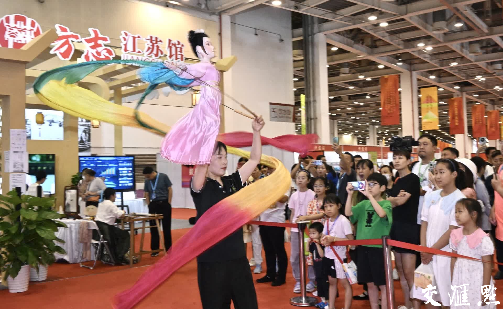 如皋木偶艺术表演，漆扇制作，南京云锦展示，苏派盆景……在2024年的江苏书展上，一场场精彩的非遗展演轮番上阵，为读者们带来了一场视觉与心灵的文化盛宴，让他们在书香中领略到了中华文明的博大精深。
新华日报点·交汇点记者 余萍 赵亚玲/摄