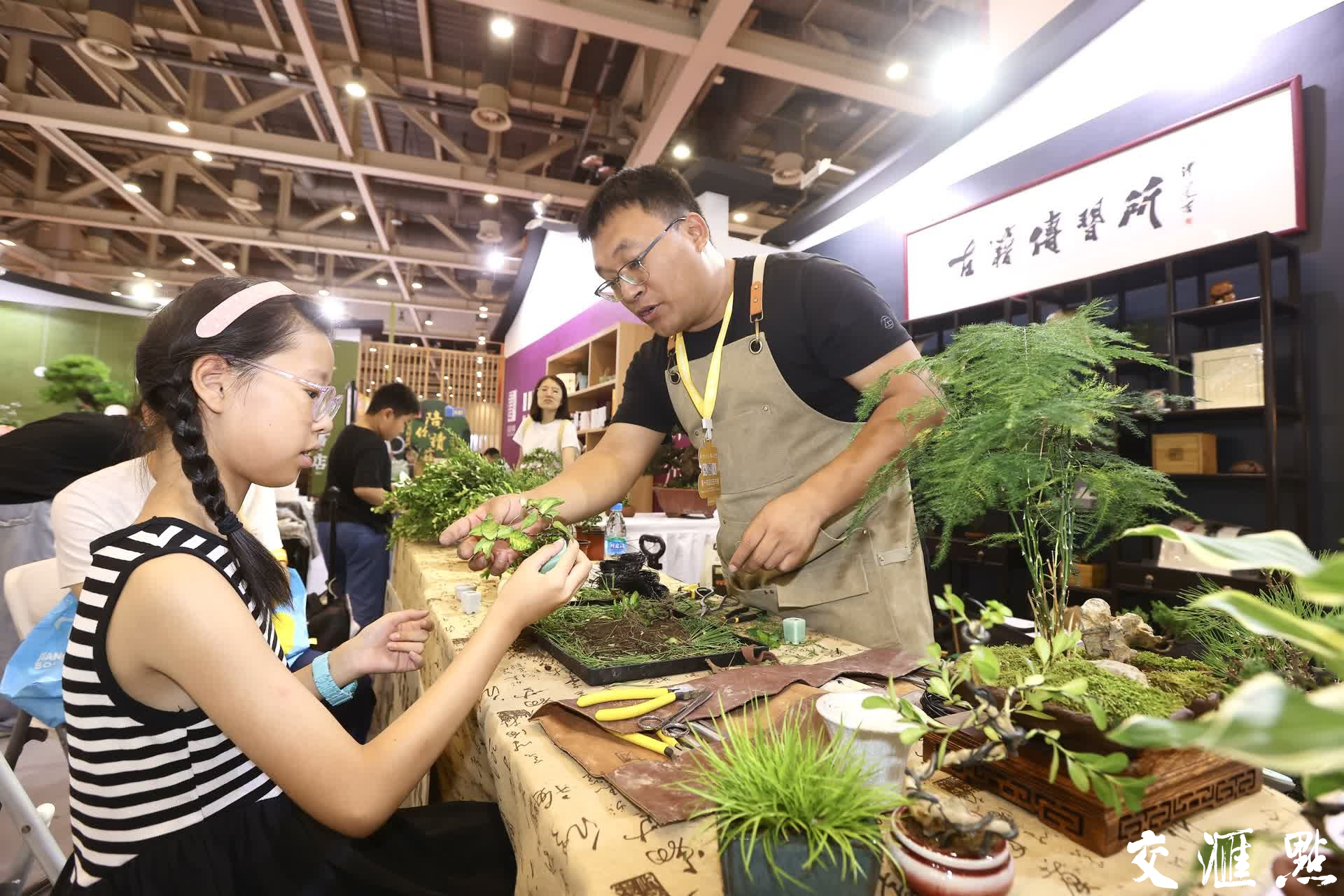 如皋木偶艺术表演，漆扇制作，南京云锦展示，苏派盆景……在2024年的江苏书展上，一场场精彩的非遗展演轮番上阵，为读者们带来了一场视觉与心灵的文化盛宴，让他们在书香中领略到了中华文明的博大精深。
新华日报点·交汇点记者 余萍 赵亚玲/摄