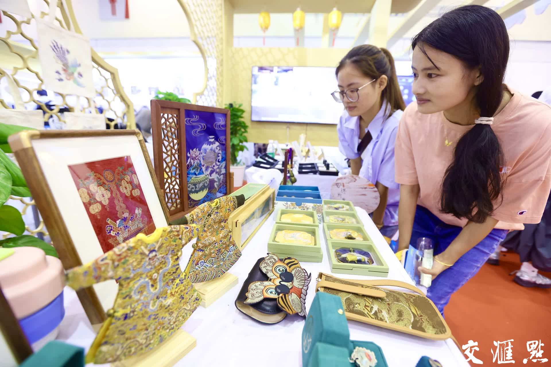 如皋木偶艺术表演，漆扇制作，南京云锦展示，苏派盆景……在2024年的江苏书展上，一场场精彩的非遗展演轮番上阵，为读者们带来了一场视觉与心灵的文化盛宴，让他们在书香中领略到了中华文明的博大精深。
新华日报点·交汇点记者 余萍 赵亚玲/摄