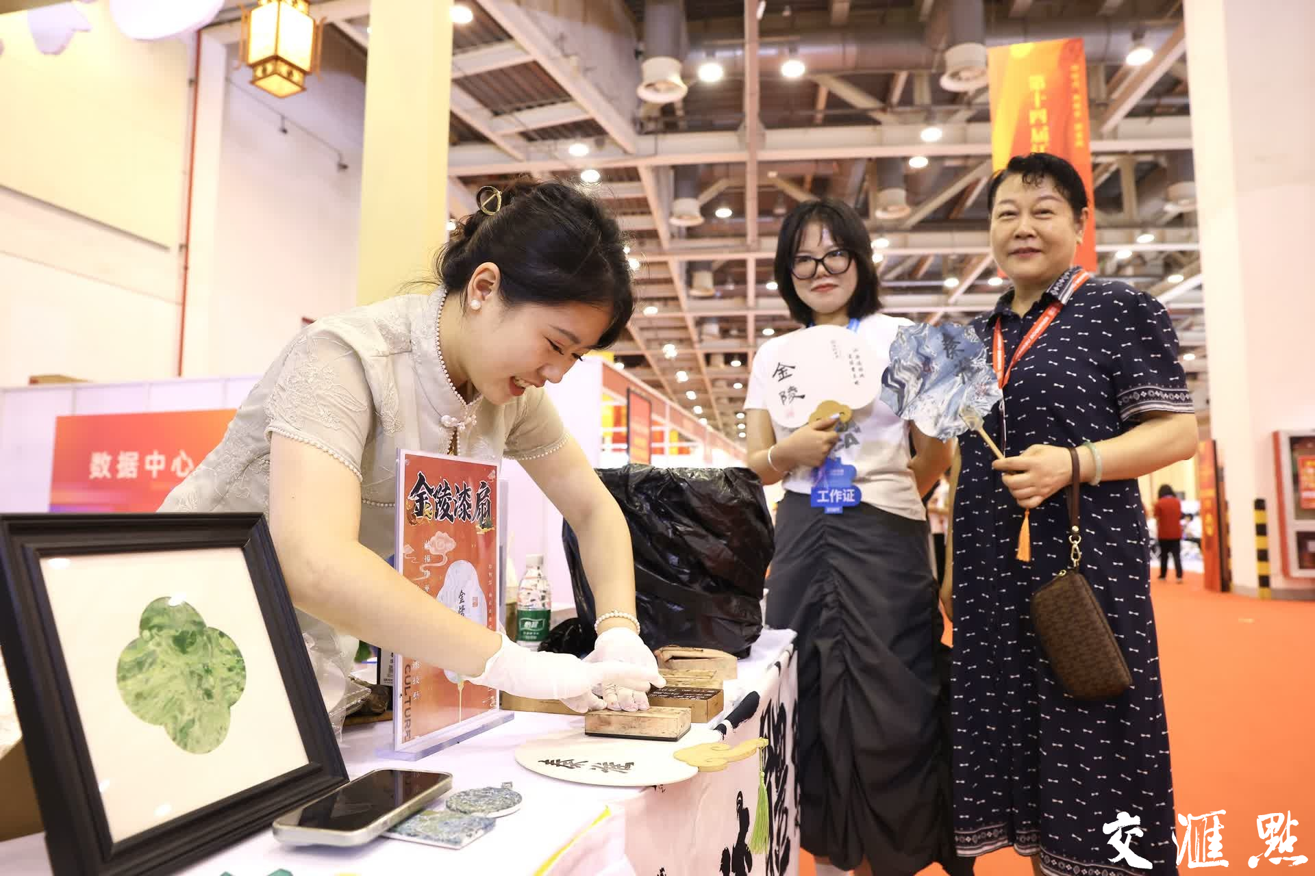 如皋木偶艺术表演，漆扇制作，南京云锦展示，苏派盆景……在2024年的江苏书展上，一场场精彩的非遗展演轮番上阵，为读者们带来了一场视觉与心灵的文化盛宴，让他们在书香中领略到了中华文明的博大精深。
新华日报点·交汇点记者 余萍 赵亚玲/摄