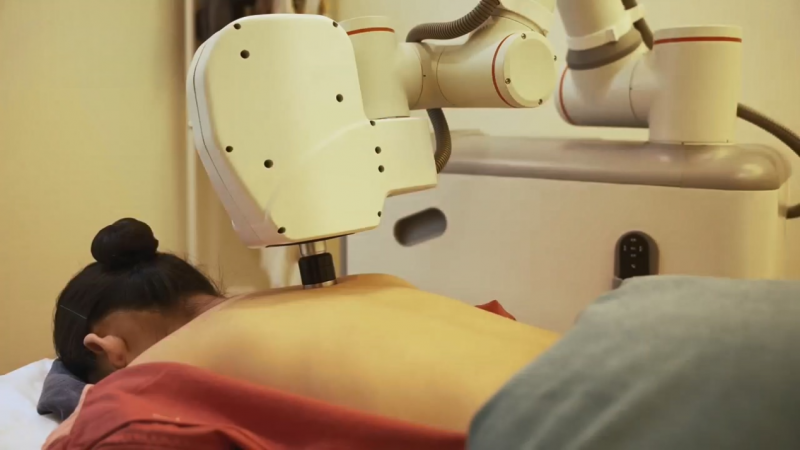 钧控冲击波理疗机器人:止痛新"魔法",健康新助力