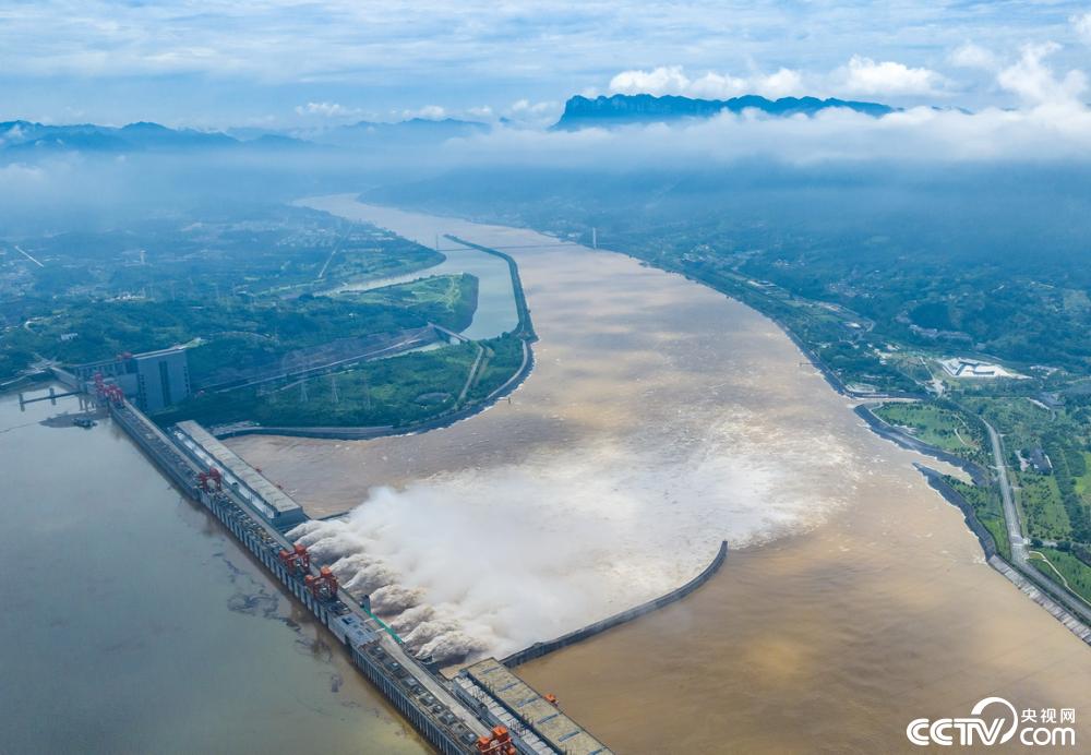 三峡泄洪图片