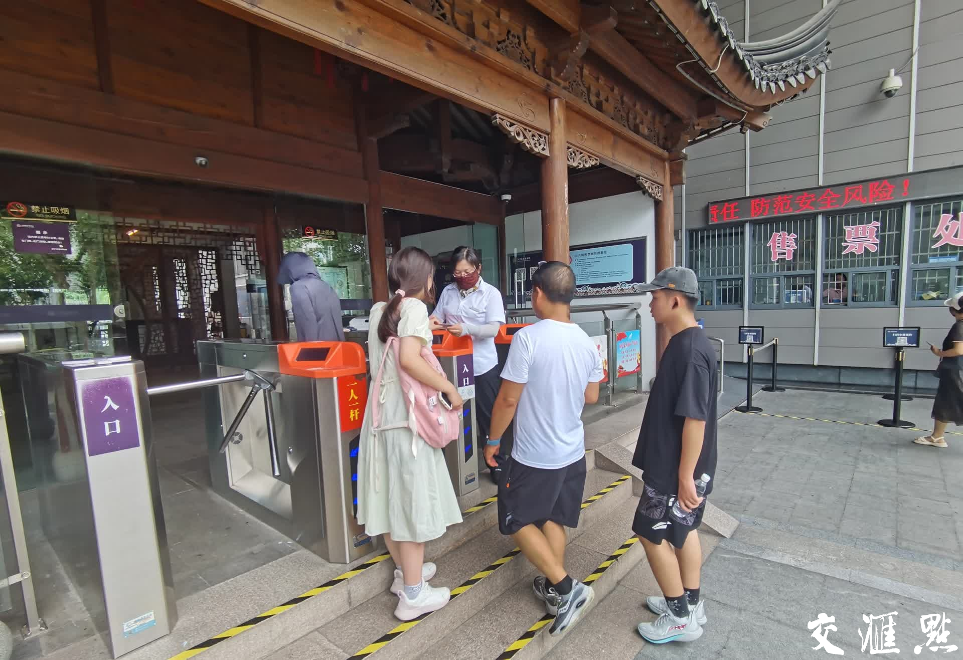 2024年7月16日，南京六朝博物馆和江宁织造博物馆，“取消参观实名制预约”的通知立在入口处，市民和游客直接购票或出示年卡进入参观，流程更加便捷。当日起，南京市博物总馆所属各馆取消参观实名制预约。
新华日报·交汇点记者 宋宁/摄