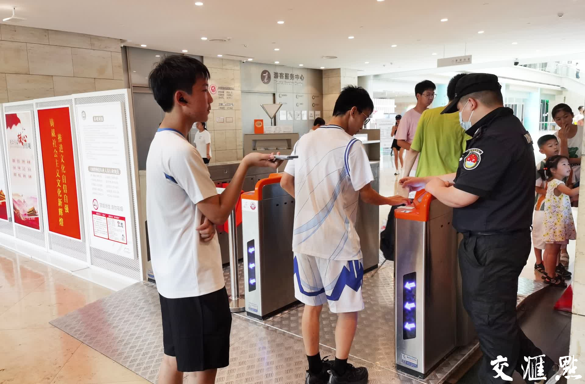 2024年7月16日，南京六朝博物馆和江宁织造博物馆，“取消参观实名制预约”的通知立在入口处，市民和游客直接购票或出示年卡进入参观，流程更加便捷。当日起，南京市博物总馆所属各馆取消参观实名制预约。
新华日报·交汇点记者 宋宁/摄