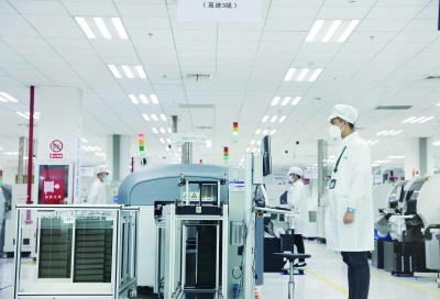 在南瑞集团等龙头企业的带动下,南京集聚智能电网相关企业一千二百家,产业规模超过三千六百亿元,占全国市场的百分之八十。图为南瑞集团有限公司智能制造生产区。南京日报/紫金山新闻记者 崔晓 摄