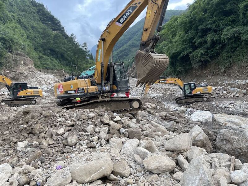挖掘机昼夜不停,抢通大沟桥。四川省交通运输厅供图