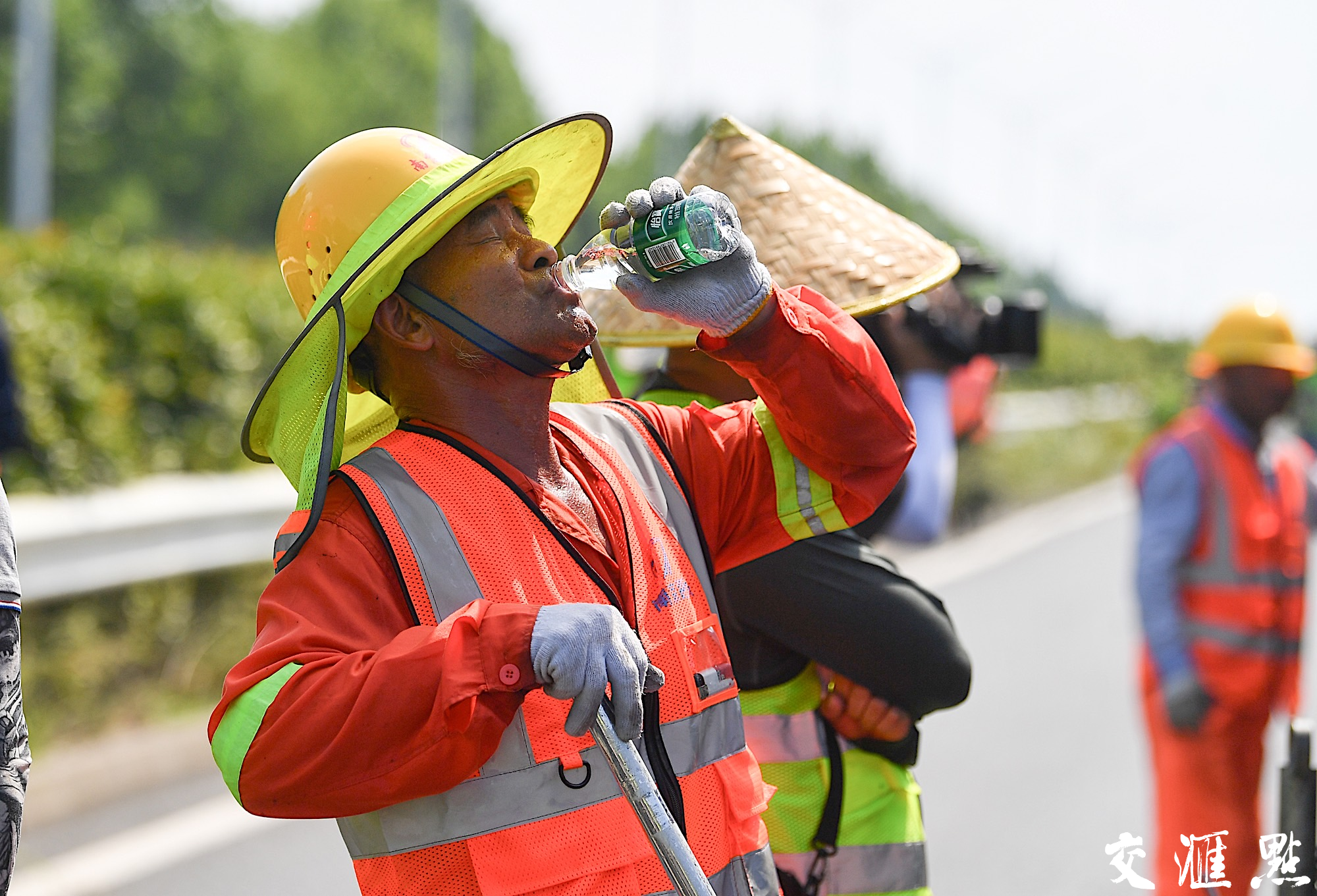 他们汗水如同细雨般不断滴落，却仍然以饱满的热情和坚定的信念，投入到道路的养护工作中。