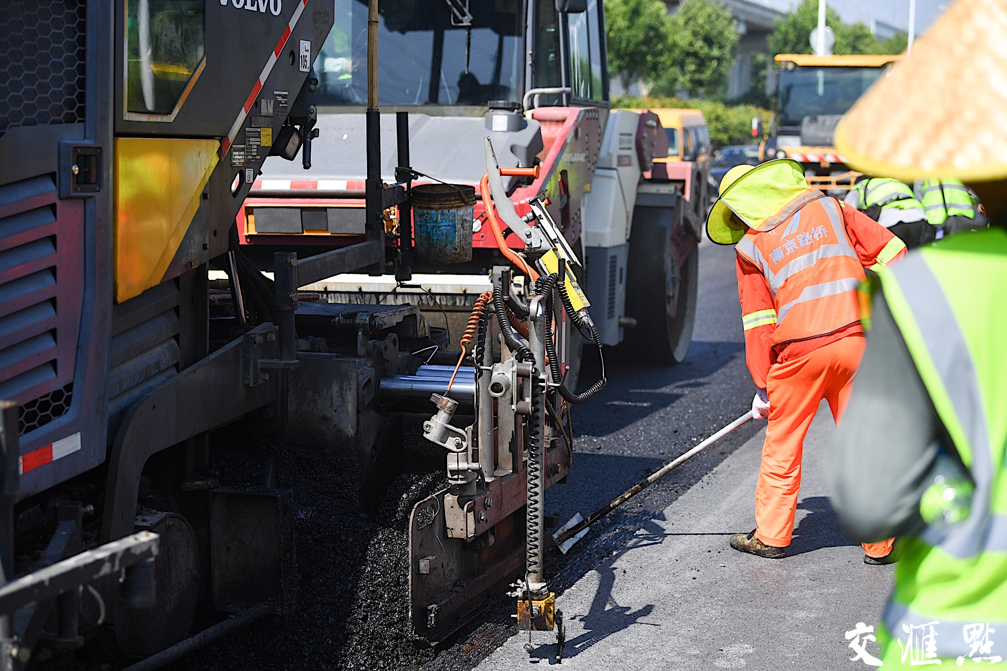 在这片被高温笼罩的工地上，他们的身影成为了最亮丽的风景线，展现了劳动者的无畏与奉献。