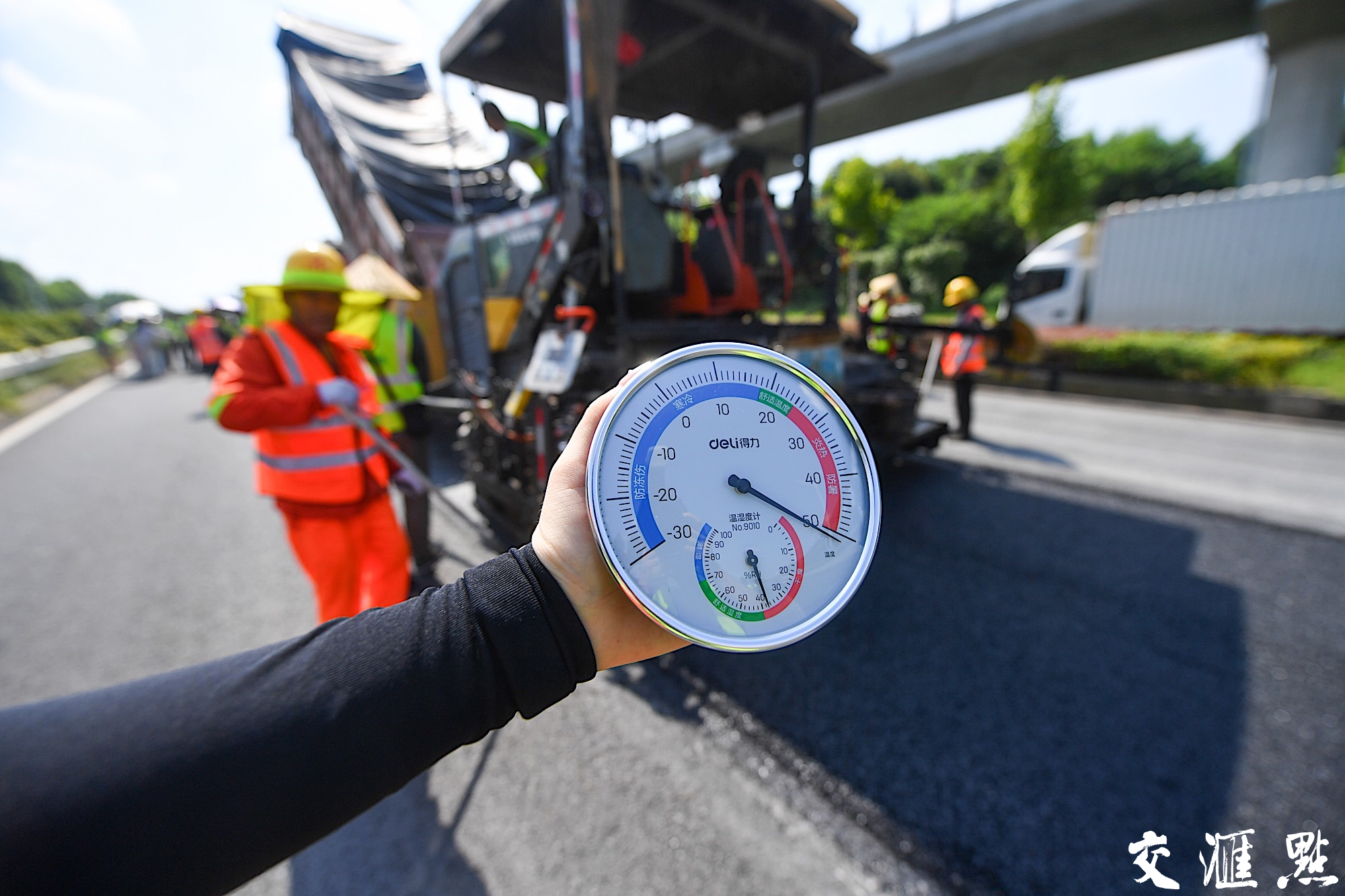 头顶烈日如火，沥青的温度几乎可以煎熟鸡蛋，再加上周围机械的轰鸣声，构成了“三重考验”。但养护工人们却毫无惧色，仍坚守岗位。
