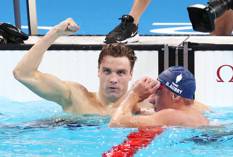 Bobby Finke (L) of the United States celebrates after the men's 1500m freestyle final of swimming at Paris 2024 Olympic Games in Paris, France, on Aug. 4, 2024. (Xinhua/Luo Yuan)