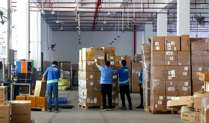 在中通国际柬埔寨的一个海外仓,业务员们正在装卸货物。受访者供图