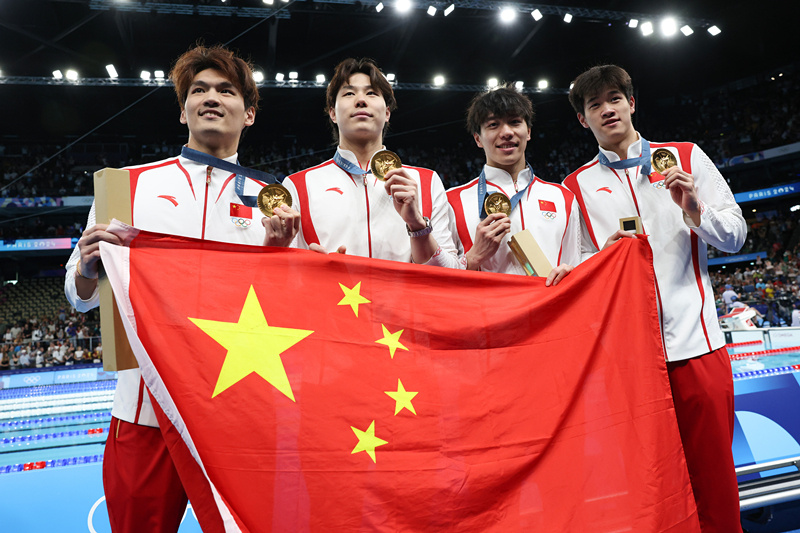 当地时间2024年8月4日,巴黎奥运会游泳项目男子4×100米混合泳接力决赛,中国队夺金。