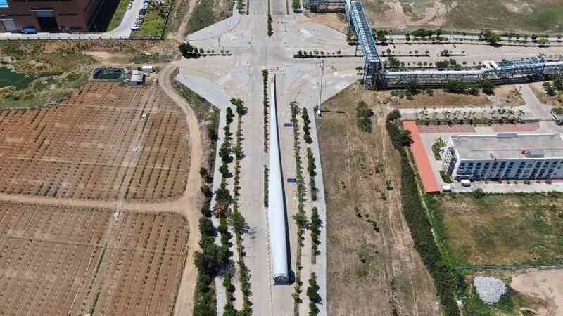 在东方明阳新能源高端装备产业基地上,长达143米的MySE292风电叶片如躺卧在地的巨龙。人民网记者 符武平摄