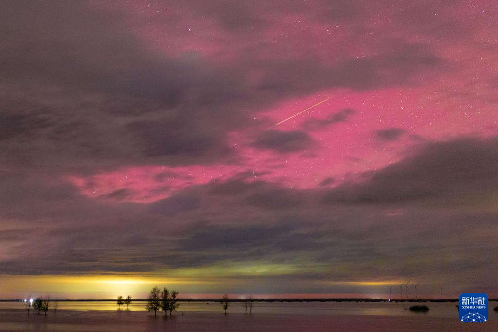 这是在黑龙江省佳木斯市松花江富锦段拍摄的英仙座流星和极光（8月12日摄）。