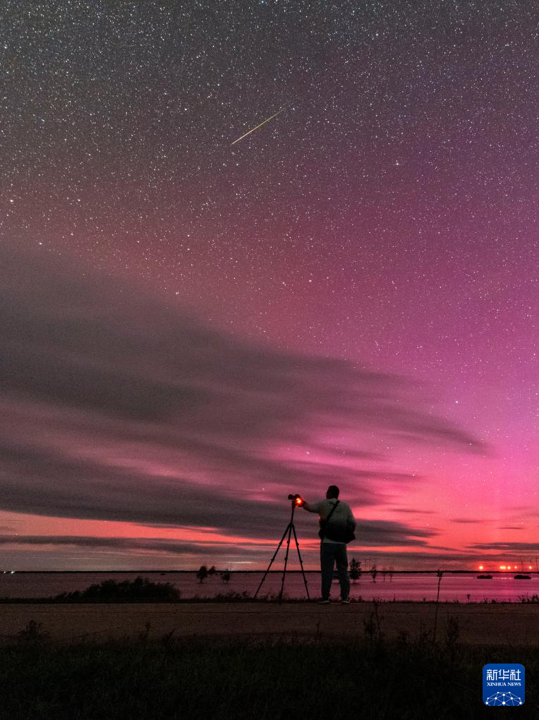 这是在黑龙江省佳木斯市松花江富锦段拍摄的英仙座流星和极光（8月13日摄）。