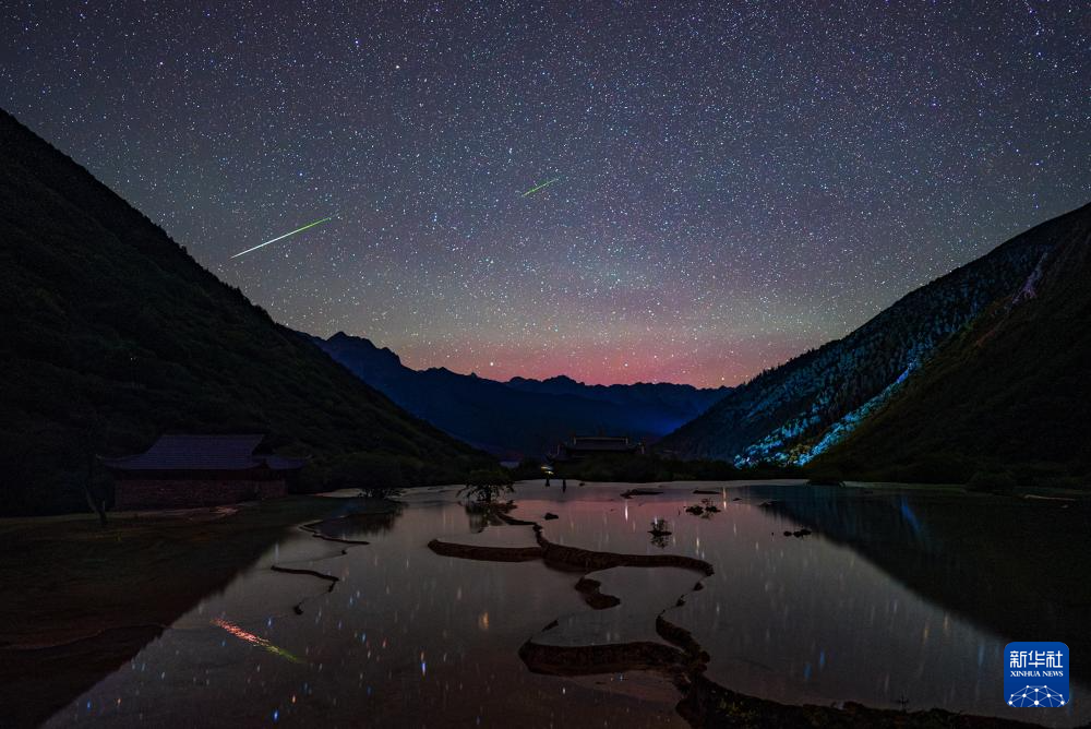这是在位于四川省阿坝藏族羌族自治州的黄龙风景名胜区拍摄的英仙座流星雨（8月12日摄）。

