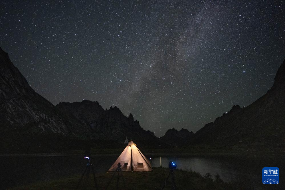 在位于四川省阿坝县的莲宝叶则景区，英仙座流星雨吸引不少天文爱好者和摄影爱好者观测（8月13日摄）。