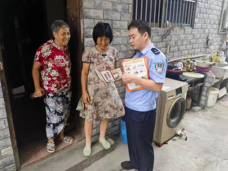 兴化海南人大组织开展反邪教宣传工作